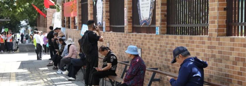 “候童椅”让等待更有温度——曲靖市多所学校以暖心举措守护放学路
