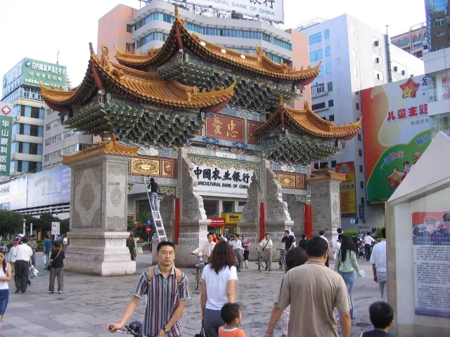 2005年的昆明，夜间南坪街好多人。🕰[7545413704537869625]_9.webp