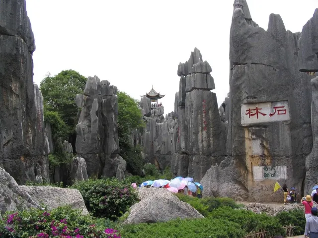 2005年的昆明，夜间南坪街好多人。🕰[7545413704537869625]_10.webp