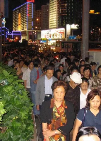2005年的昆明，夜间南坪街好多人。🕰[7545413704537869625]_1.webp