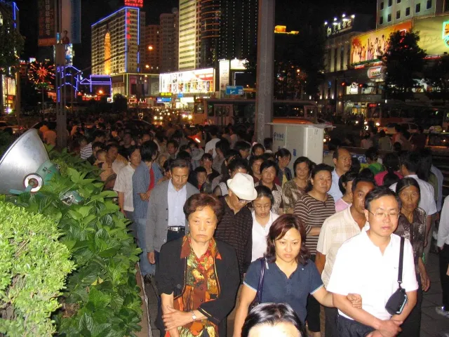 2005年的昆明，夜间南坪街好多人。🕰[7545413704537869625]_2.webp