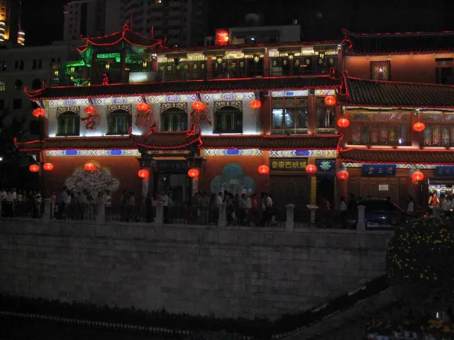 2005年的昆明，夜间南坪街好多人。🕰[7545413704537869625]_5.webp