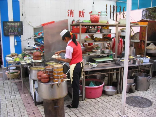 2005年的昆明，夜间南坪街好多人。🕰[7545413704537869625]_6.webp